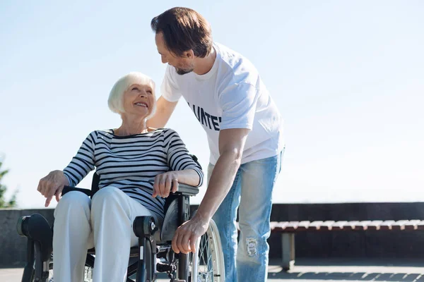 Vrij energieke dame lachen met haar helper — Stockfoto