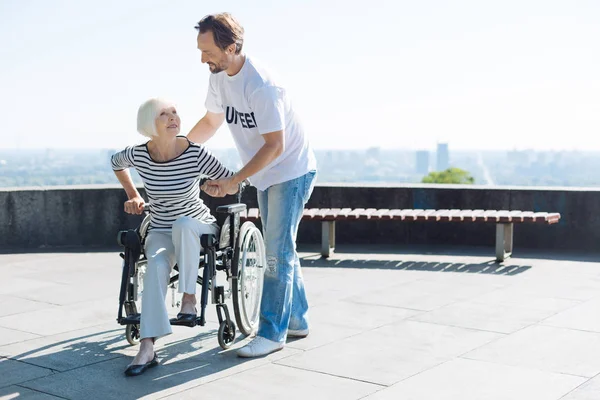 Optimistiska energisk volontär uppmuntra hans patient — Stockfoto