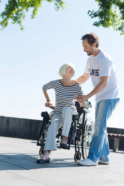 Självsäker år dam vilja strosa runt för lite — Stockfoto