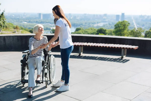 Brillante dama impresionante agradecida por el apoyo de voluntarios — Foto de Stock