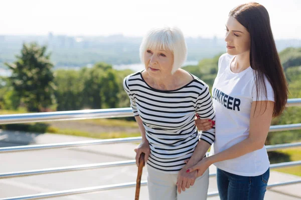 Dedikerad snälla volontär hennes stöd — Stockfoto