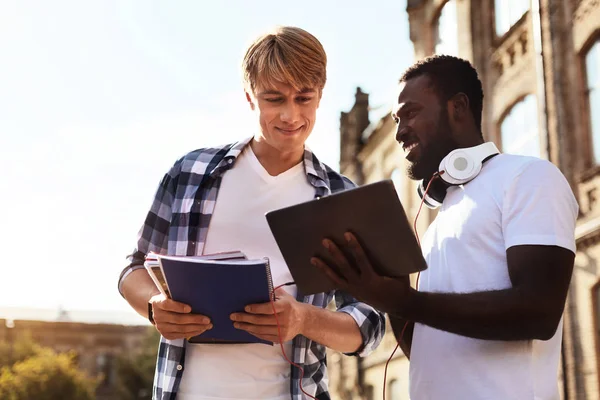 Genç tutkulu adam onun fikri hakkında heyecanlı