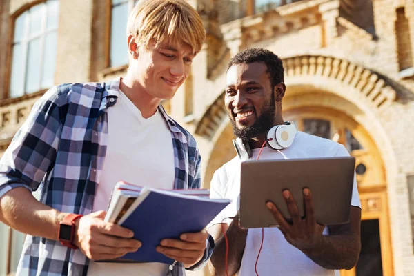 Üniversite projede çalışan iki yaratıcı öğrenciler