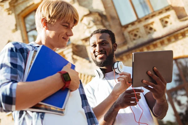 Arkadaşı bir şey işaret özenli motive adam