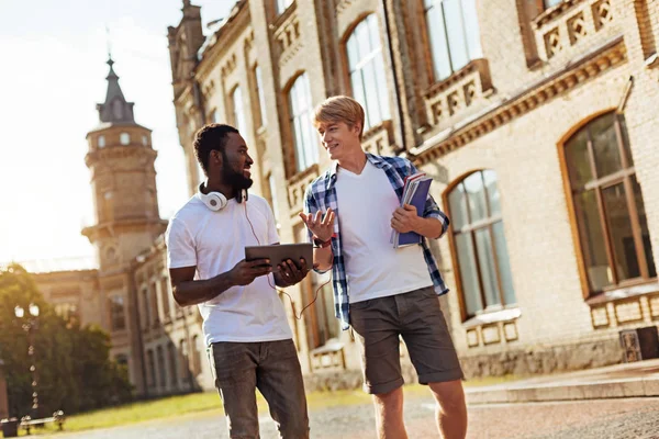 Konuşma yapan erkekler çekici Sürmeli