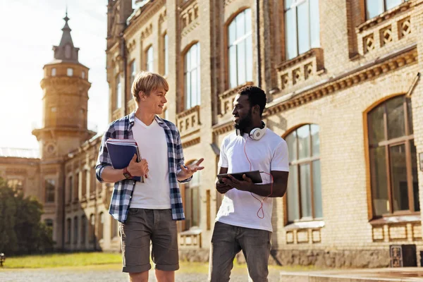 Gelecek hakkında konuşmak ilham enerjik öğrenciler