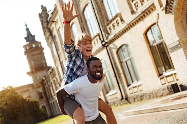 Sincera diversión amigos goofing alrededor en el campus —  Fotos de Stock