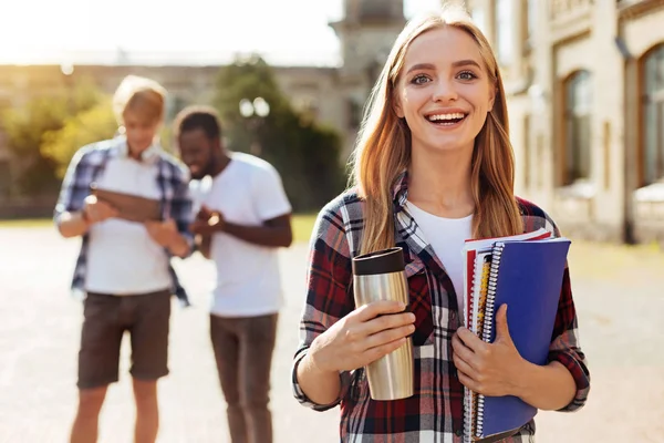 Retrato sobre apasionada joven inteligente — Foto de Stock