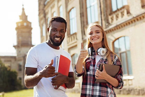 Dos personas inteligentes que comparten la pasión común por el conocimiento — Foto de Stock