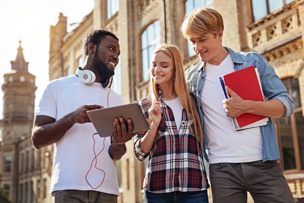 Canlı kabul edilen öğrenciler bir grup proje üzerinde çalışıyor