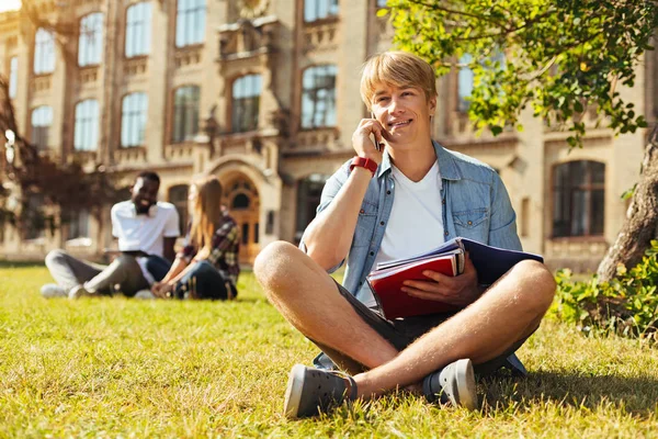 Družný milý muž odpočívající v kampusu — Stock fotografie