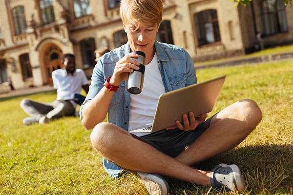 Zeki çalışkan adam açık havada kahve keyfi