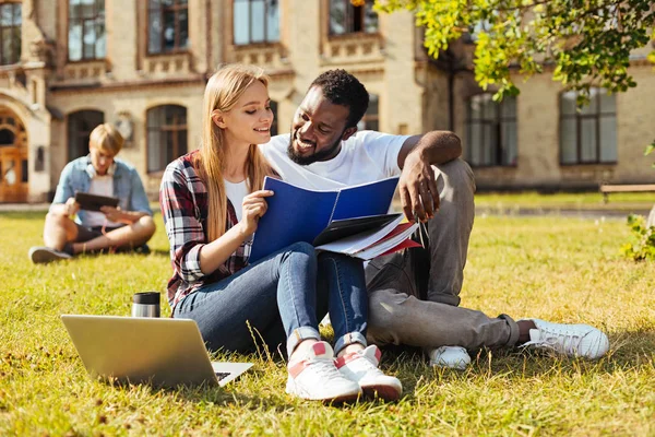 Deux étudiants intelligents se rencontrent après les cours — Photo