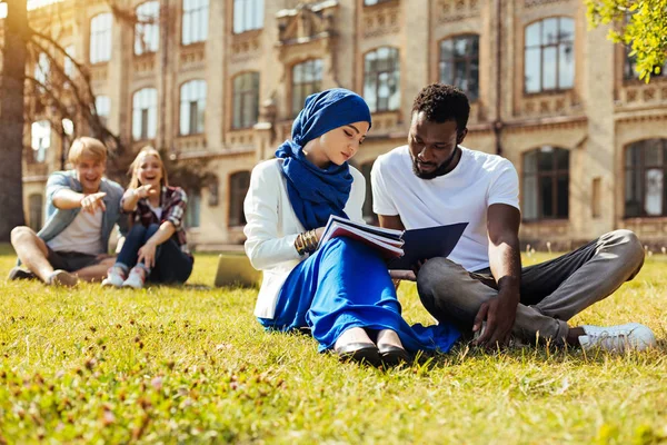 Open minded intelligente studenten steunen elkaar — Stockfoto