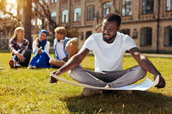 Gemotiveerde gepassioneerde man gewijd aan zijn werk — Stockfoto