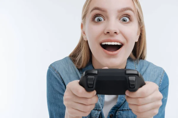 재미 있는 게임을 재생 하는 충격된 소녀 — 스톡 사진