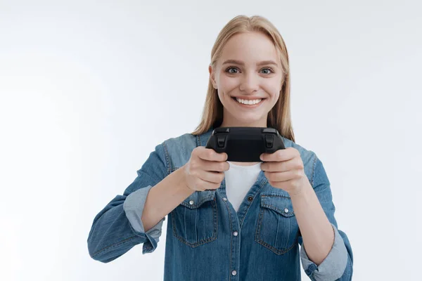 Incrível jovem mulher sorrindo para a câmera — Fotografia de Stock