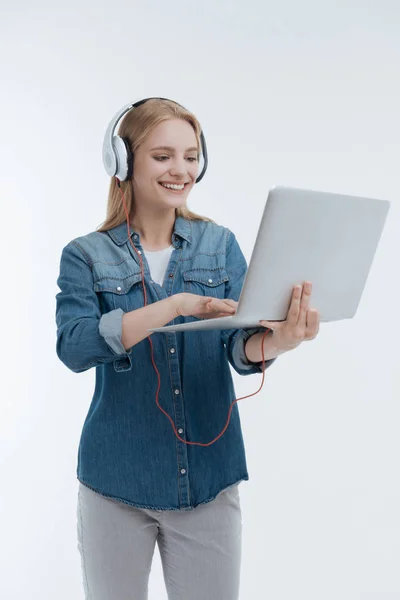 Menina sorrindo bonito ter chamada de vídeo — Fotografia de Stock