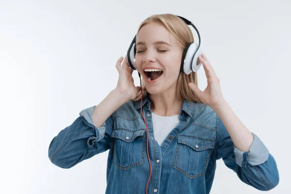 Jovem encantada cantando música favorita — Fotografia de Stock