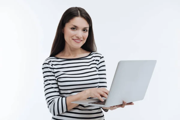 Positivo persona femminile felice utilizzando il suo computer portatile — Foto Stock