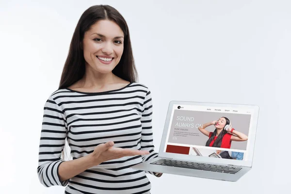微笑的女性展示她的计算机上的网上商店 — 图库照片