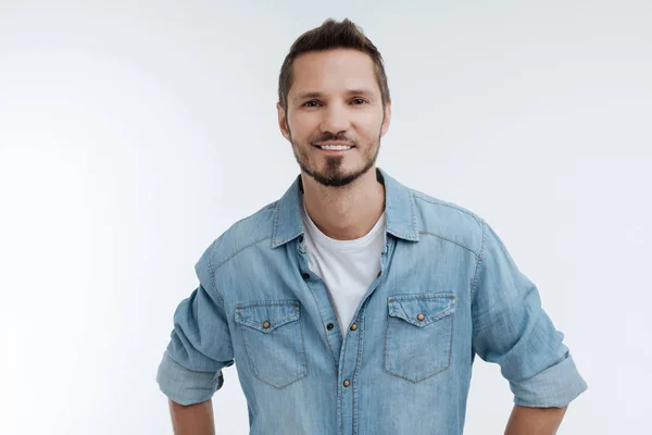 Bello uomo barbuto in piedi su sfondo bianco — Foto Stock