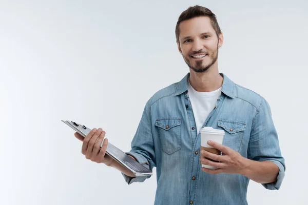 Pessoa masculina atraente expressando positividade — Fotografia de Stock