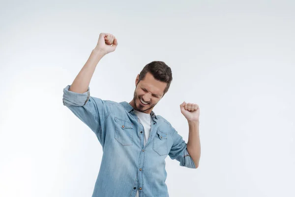 Blij brunette wordt erg blij terwijl werd succesvol — Stockfoto