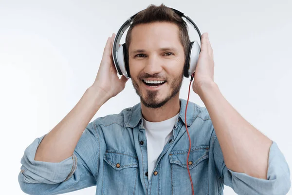 Bonito sorrindo morena usando fones de ouvido — Fotografia de Stock