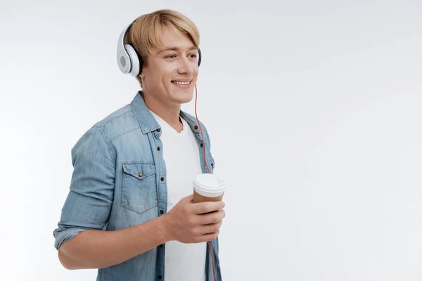 Foto de perfil de pessoa masculina sorridente que usa fones de ouvido — Fotografia de Stock