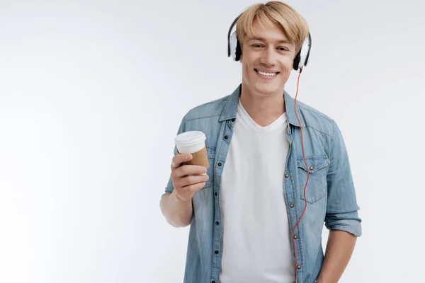 Jovem alegre ouvindo música — Fotografia de Stock