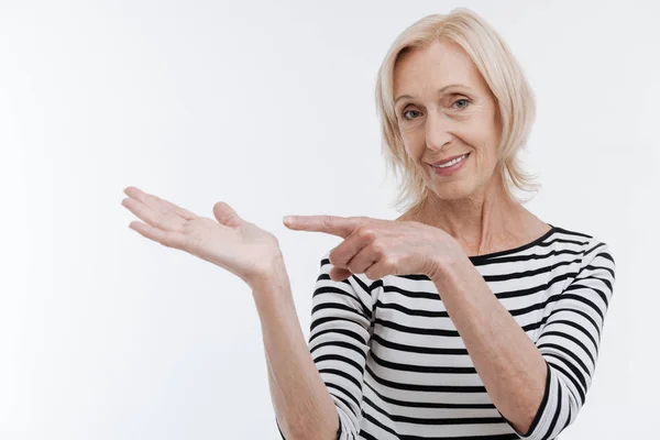 Attenta donna in pensione che indica la sua mano — Foto Stock