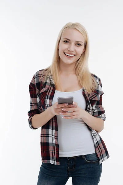 Charmante Frau lächelt in die Kamera — Stockfoto