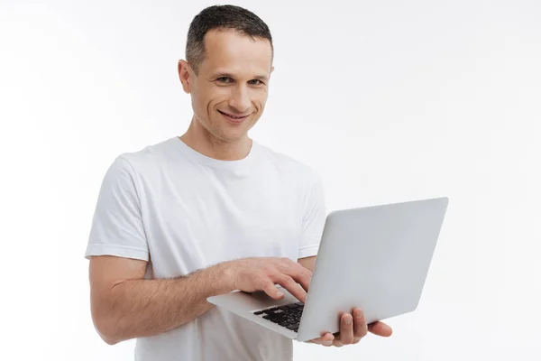 Pozytywny człowiek zachwycony praca z laptopem — Zdjęcie stockowe