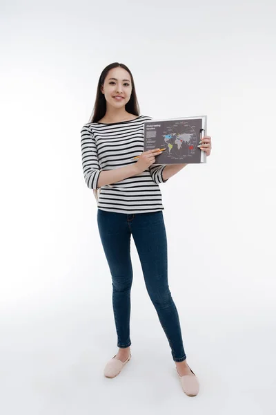 Självsäkra unga kvinnan presenterar sitt projekt — Stockfoto
