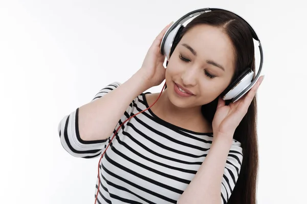 Menina bonita relaxante enquanto ouve música — Fotografia de Stock