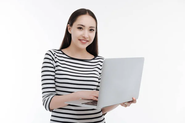 Aantrekkelijke brunette werken met haar computer — Stockfoto