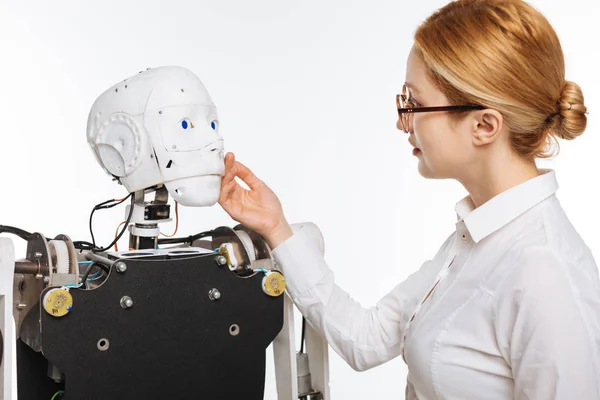 Eleganckie inspirowane naukowiec zafascynowany robota — Zdjęcie stockowe