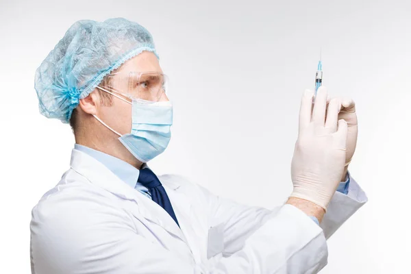 Proficient neat doctor preparing an injection — Stock Photo, Image