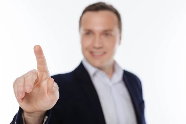 Preciso hombre inteligente tocando en la pantalla invisible — Foto de Stock