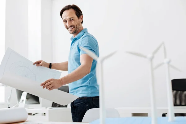 Ingeniero joven guapo mirando los modelos de turbina eólica — Foto de Stock