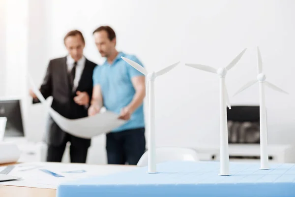Zwei Männer begutachten neuen Windkraftplan — Stockfoto