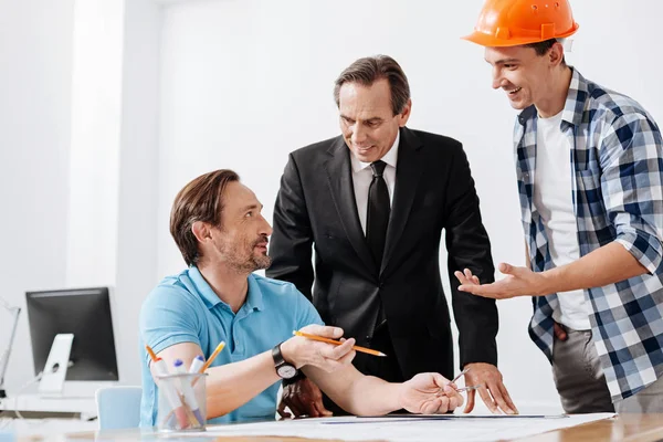 Grupo de engenheiros tendo uma discussão relacionada com o trabalho — Fotografia de Stock