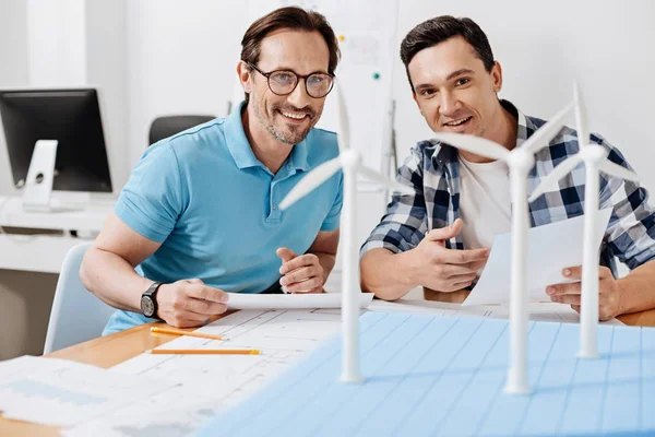 Junge Männer begutachten Windkraftmodellbau — Stockfoto