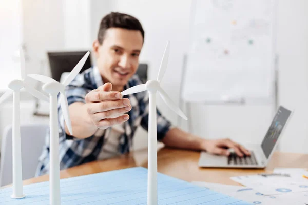 Aangename man met één van de windturbine zeilen — Stockfoto