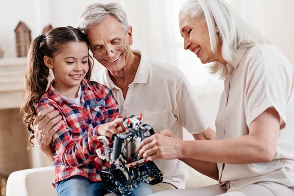 Familiares felices jugando con robot — Foto de Stock