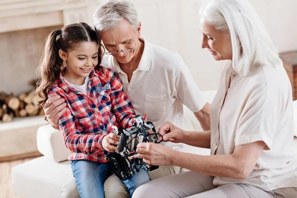 기쁨과 함께 시간을 보내는 긍정적인 조부모 — 스톡 사진