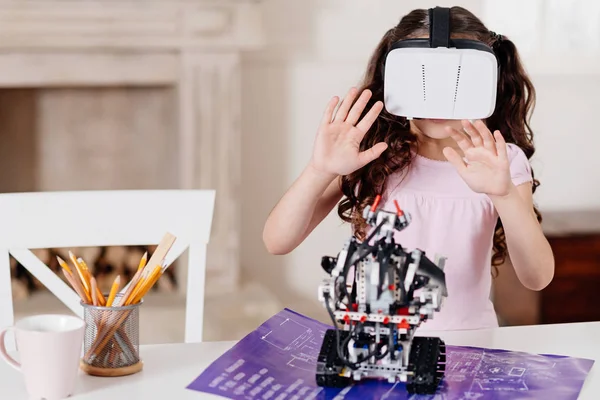 Menina alegre usando máscara para jogar — Fotografia de Stock