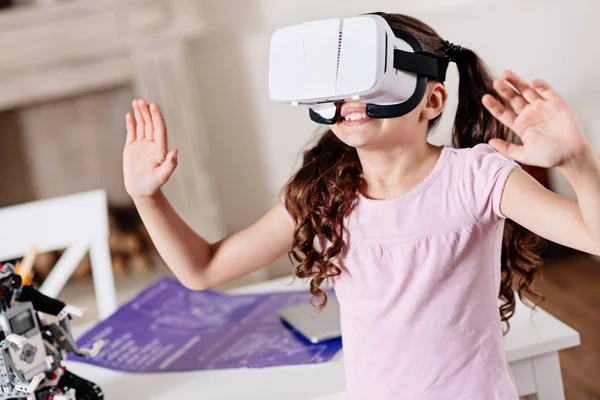 Pozitif çocuk kadar kafasını yükselterek