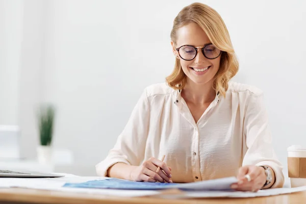 Charmiga engineering specialist som arbetar på kontoret — Stockfoto